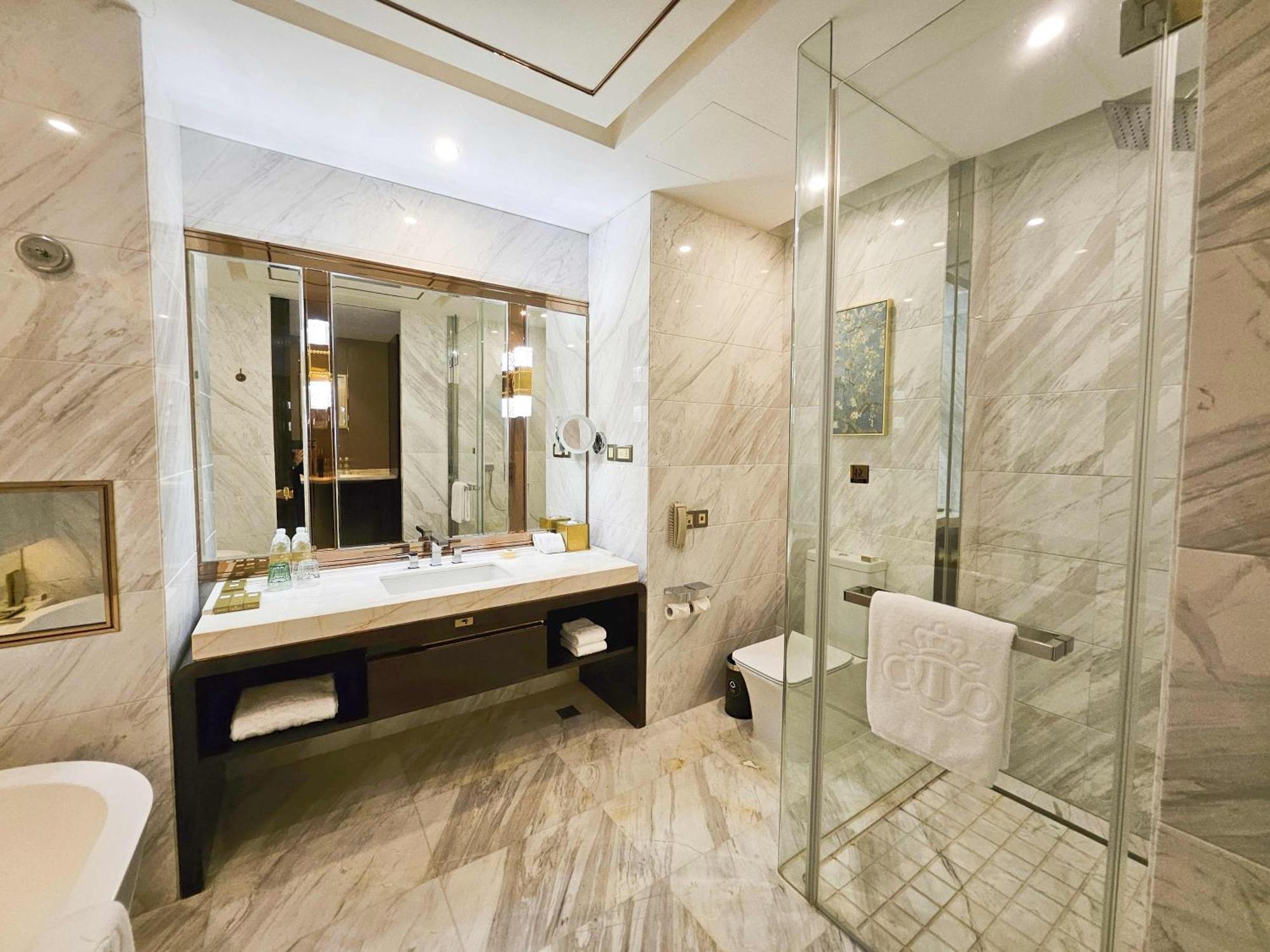 Royal Garden Hotel Shanghai-Free Shuttle To And From Disney & Pvg & Close Metro Line2 Easy To Sha New Expo Экстерьер фото